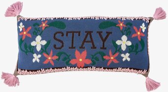 Prydnadskudde - Stay från Rice med blommor och text