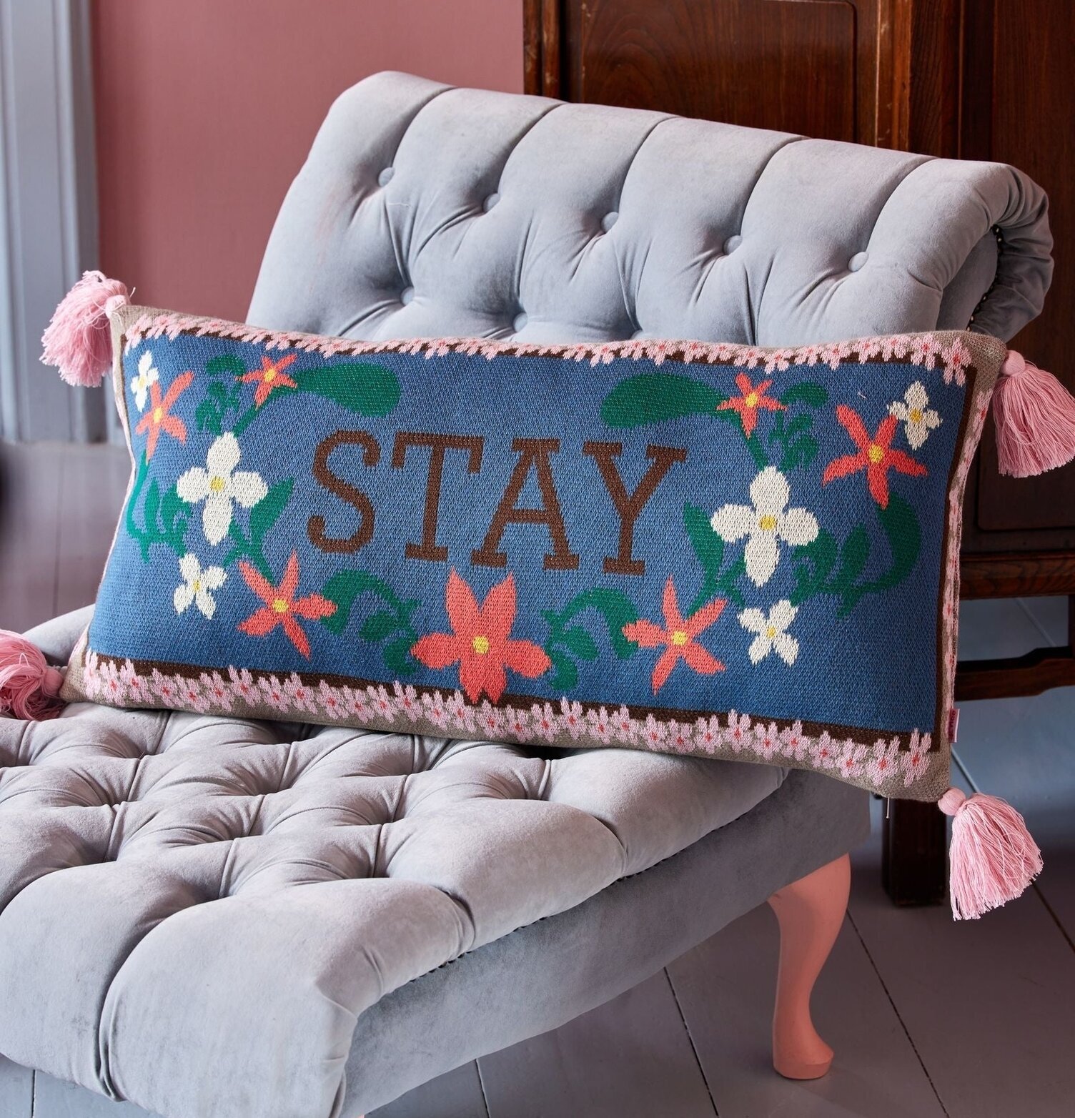 Prydnadskudde - Stay från Rice på grå ottoman med tofsar