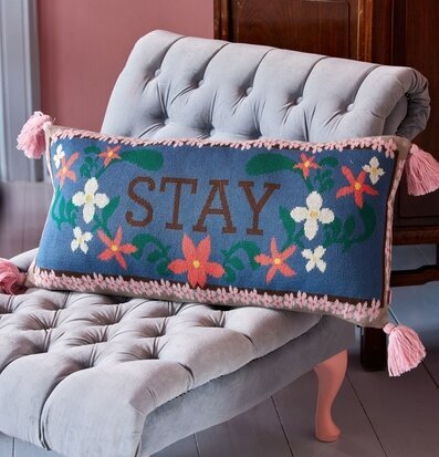 Prydnadskudde - Stay från Rice på grå ottoman med tofsar