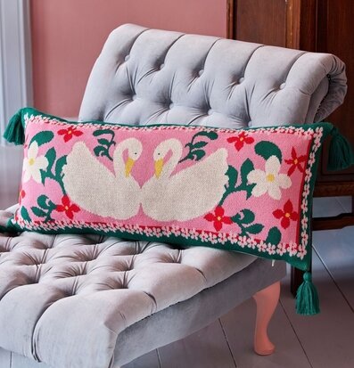 Prydnadskudde - Swan från Rice på grå soffa med rosa vägg