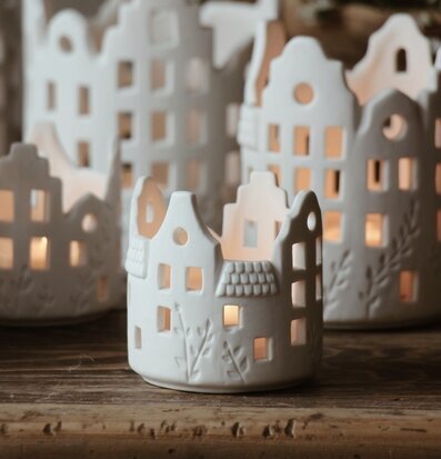 Bild av ljushus i porslin med detaljerad design