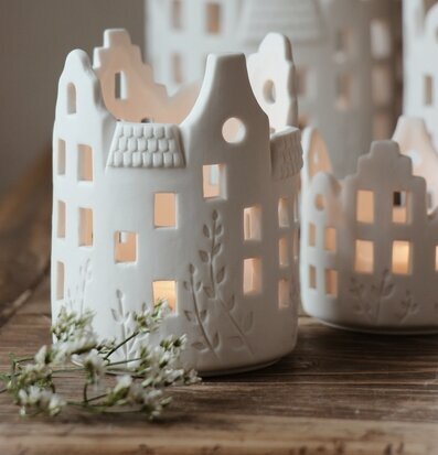 Bild av stilfullt ljushus i vitt porslin med blommor