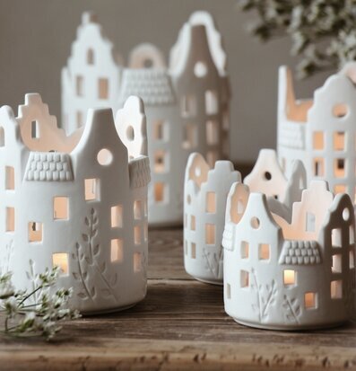 Bild av förtrollande keramikhus i harmonisk miljö