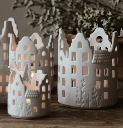 Bild av ljushus i keramik med varm och inbjudande design