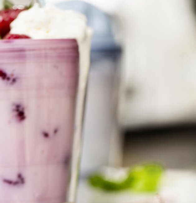 Sweet Milkshake Rosa från Sagaform med bär och vispgrädde