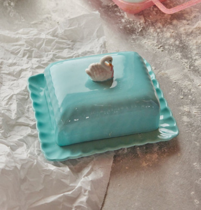 Smörfat Med Lock Svan från Rice i turkos med vit svan