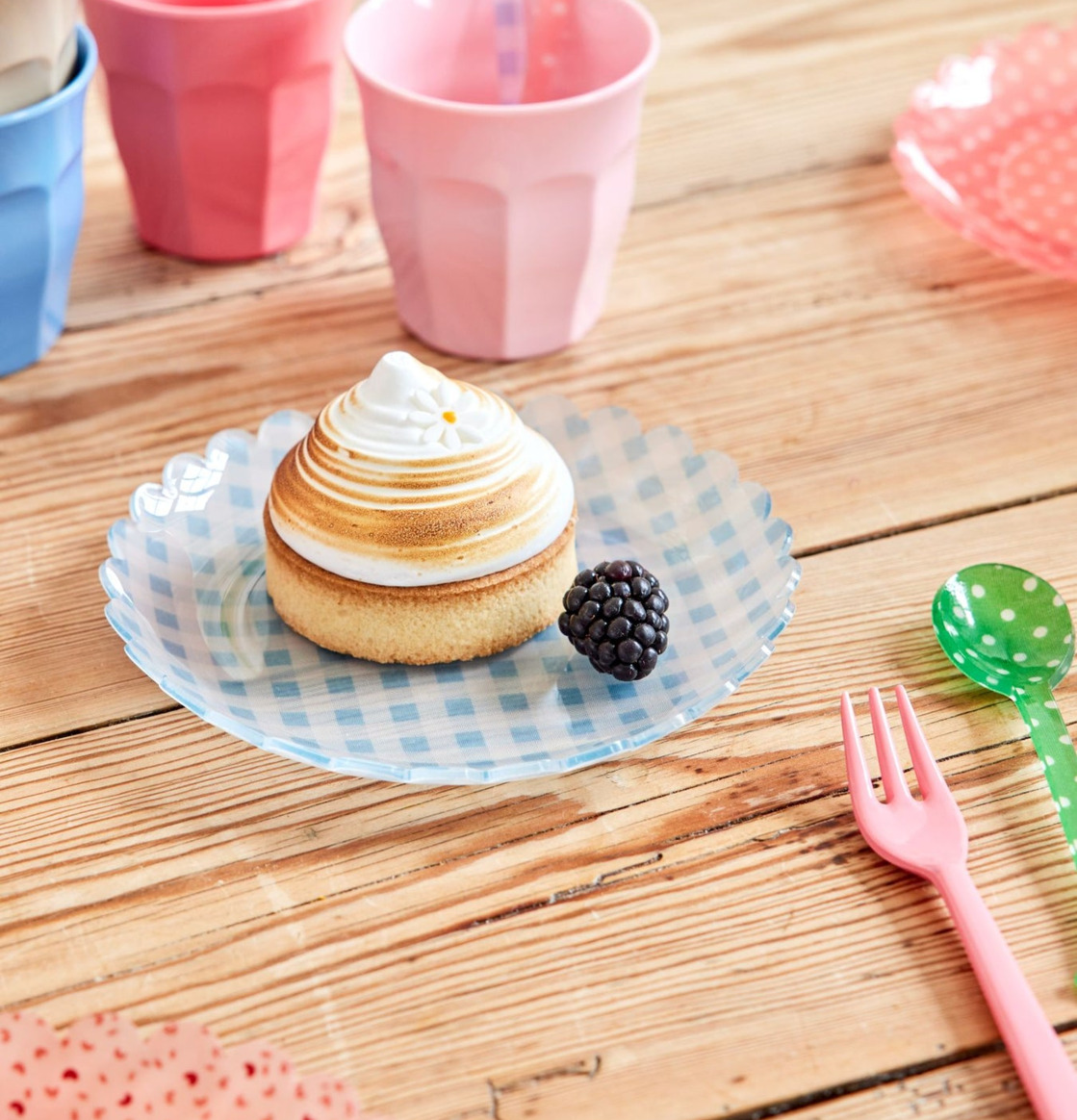 Liten Assiett - Soft Blue Checkers från Rice med dessert