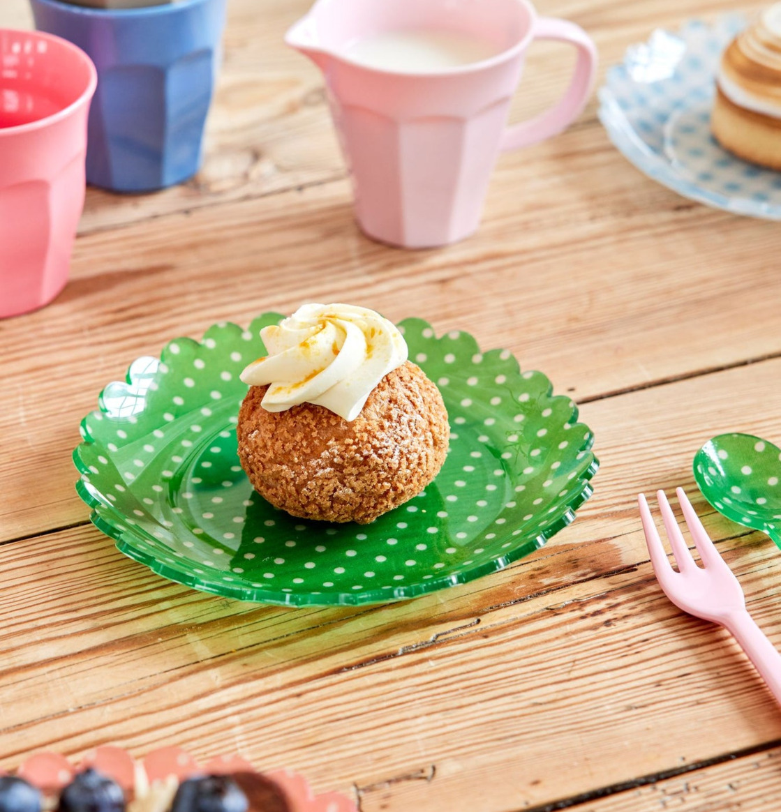 Liten Assiett - Green Dots från Rice på rustikt träbord