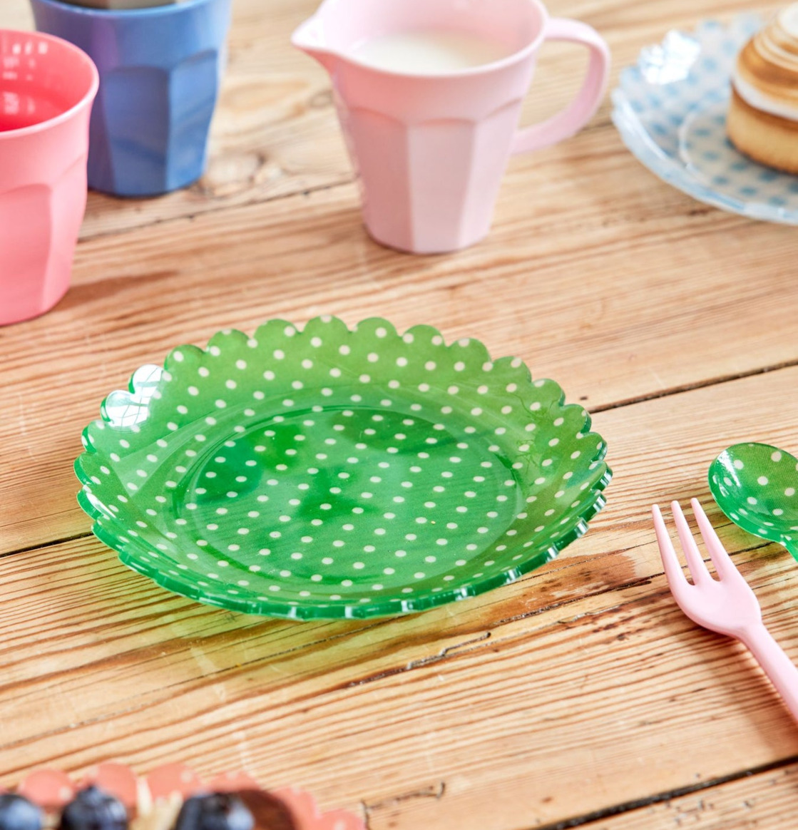 Liten Assiett - Green Dots från Rice på rustikt träbord