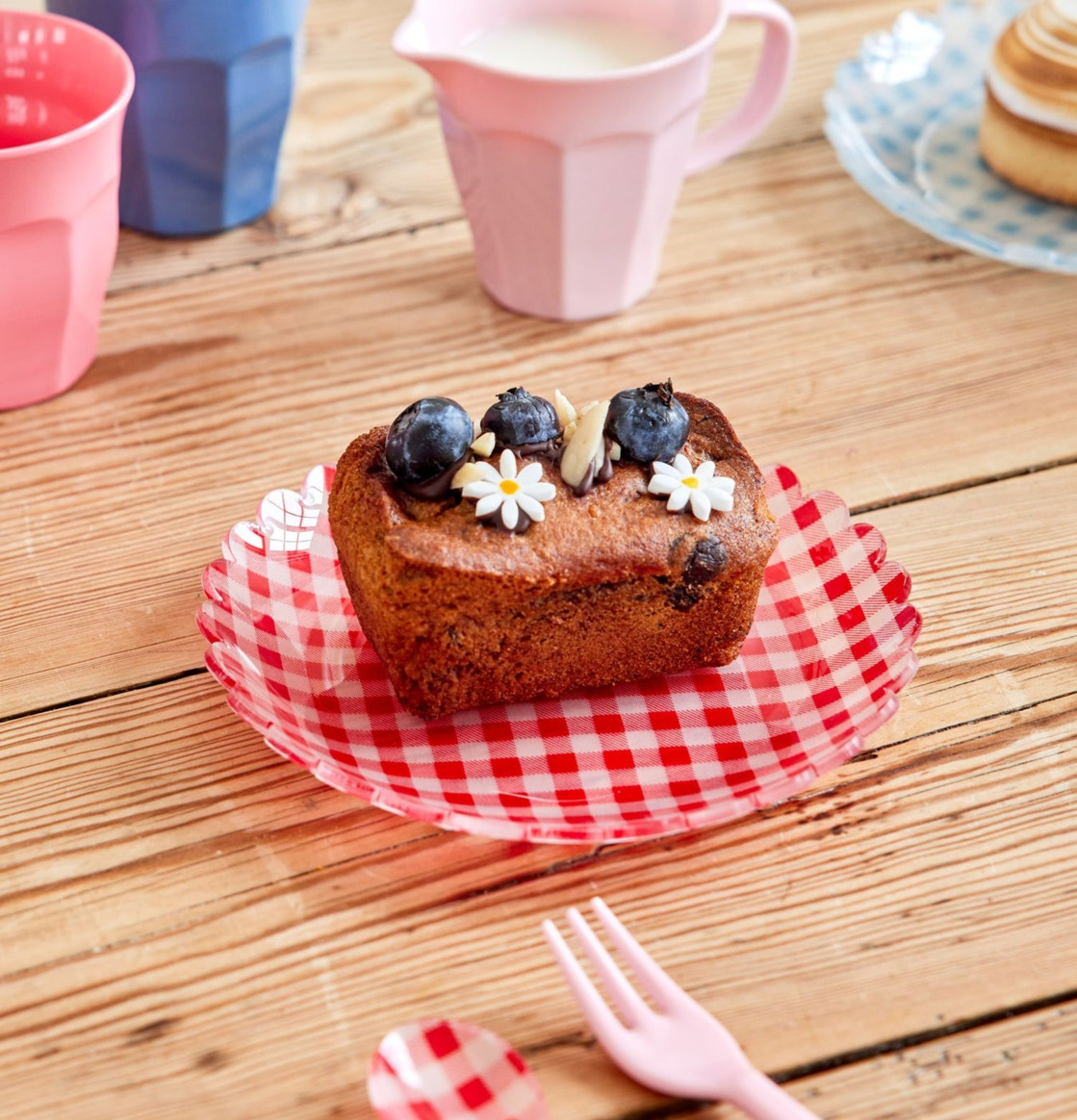 Liten Assiett - Red Checkers från Rice med kaka och bestick