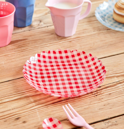 Liten Assiett - Red Checkers från Rice på rustik träyta