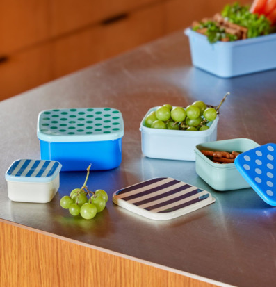 Plastburkar Med Lock - 4-Pack från Rice på en köksbänk