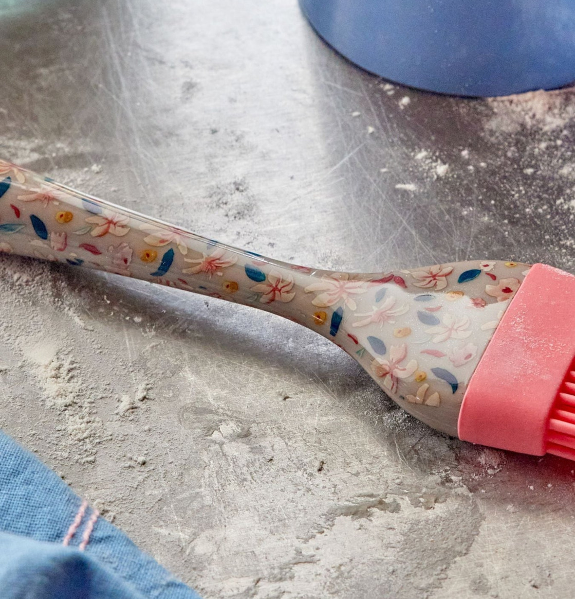 Pensel Silikon - Sandy Flowers från Rice på grå köksbänk