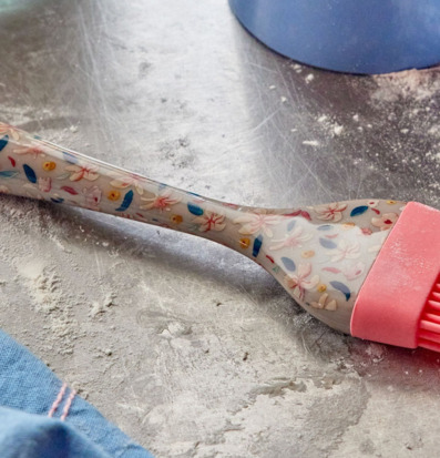 Pensel Silikon - Sandy Flowers från Rice på grå köksbänk