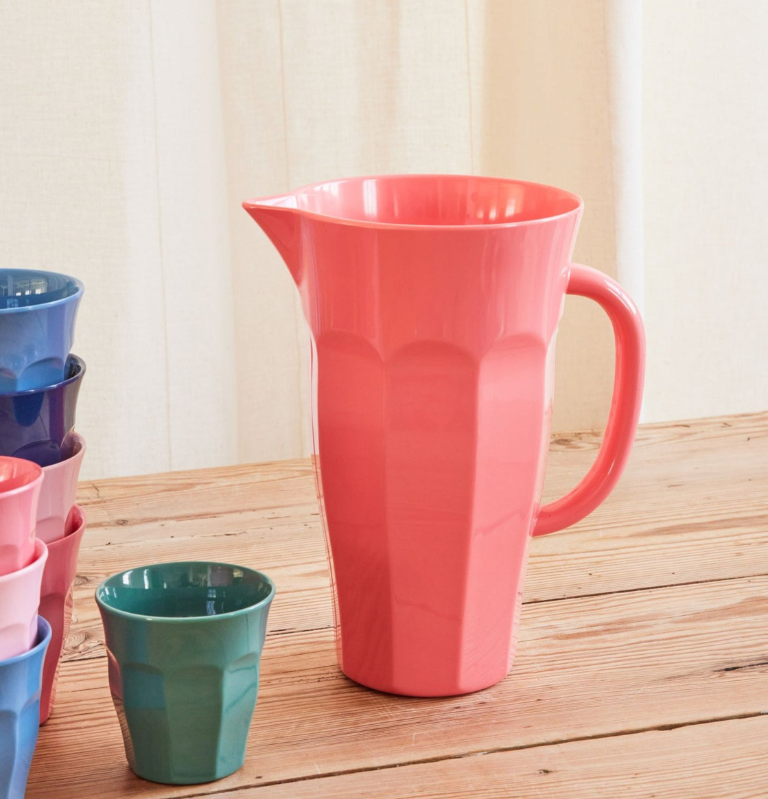 Dryckeskanna Melamin Korall från Rice med staplade muggar