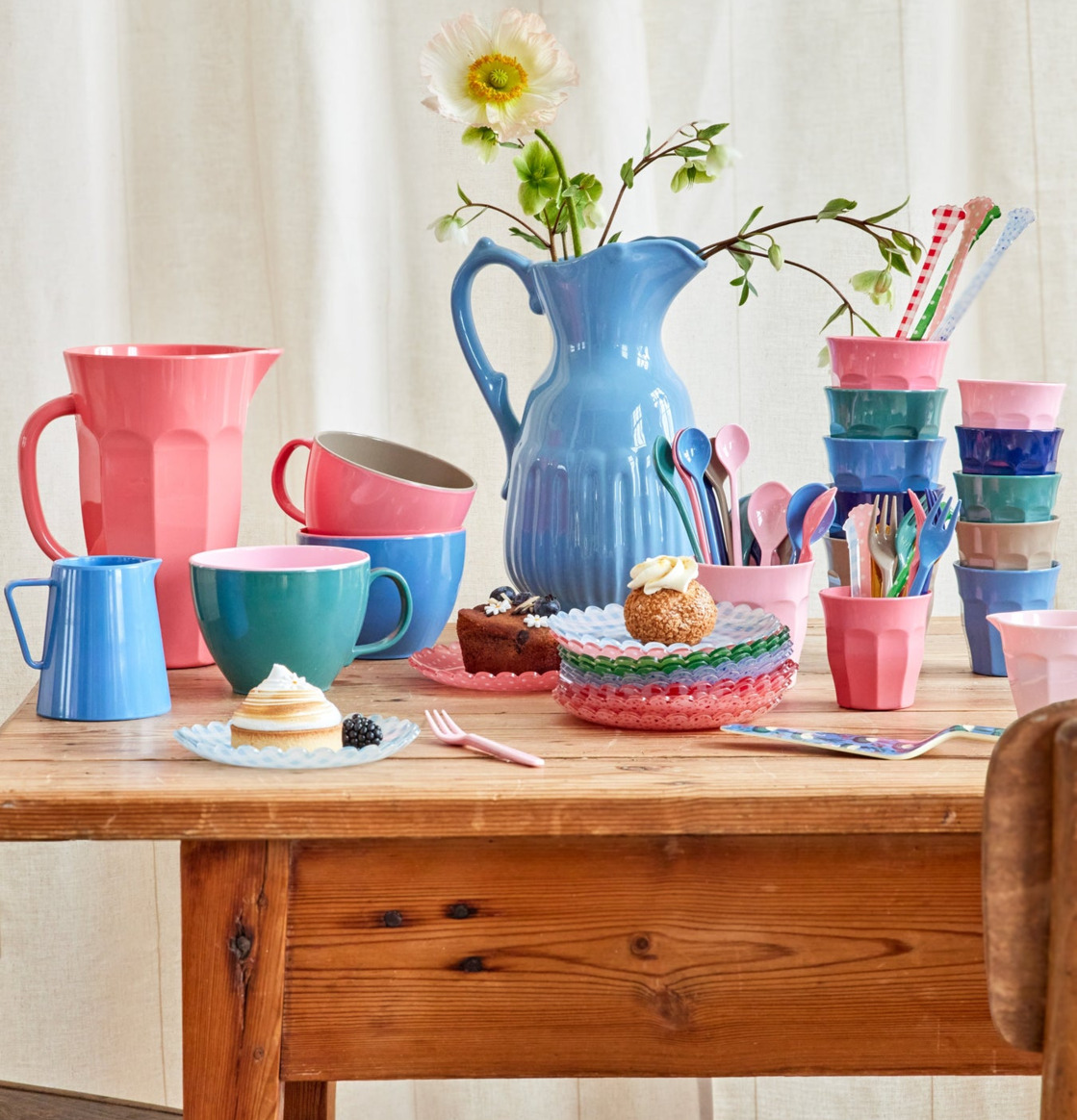 Dryckeskanna Melamin Korall från Rice på färgglatt bord