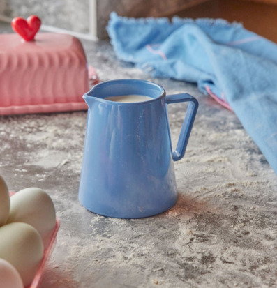 Mjölkkanna Melamin Blå från Rice på köksbänk med bakning