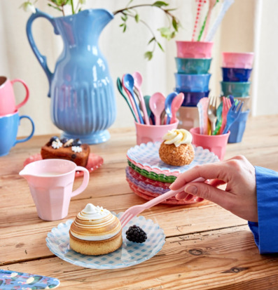 Mjölkkanna Melamin Rosa från Rice på rustikt träbord