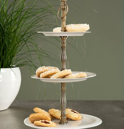 Våningsfat Rand Emalj Shell från A Lot Decoration med bakverk