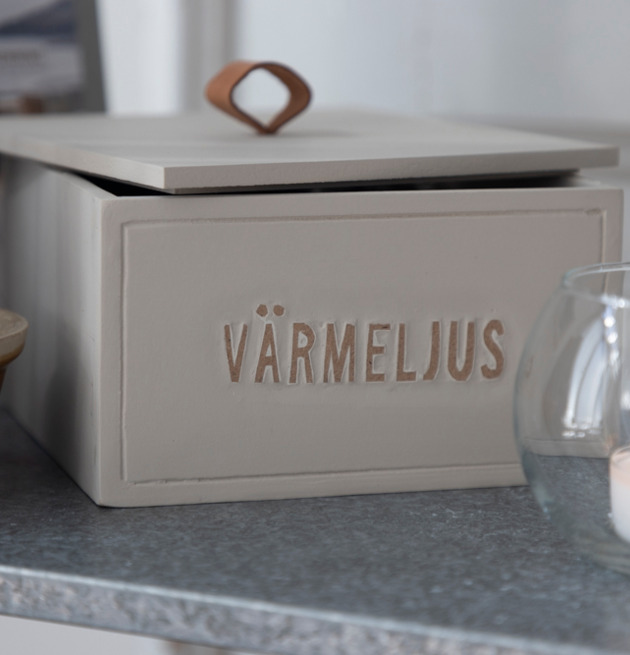 Trälåda Värmeljus Sand från Different Design på grå yta