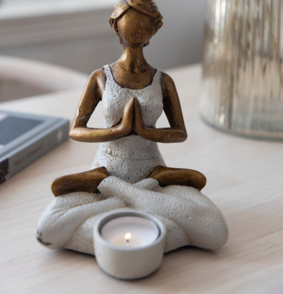 Ljushållare Yoga Creme från Different Design på ljus träyta