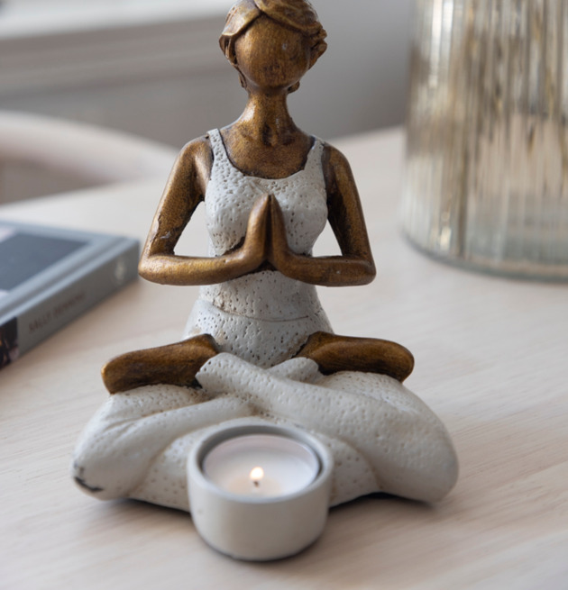 Ljushållare Yoga Creme från Different Design på ljus träyta