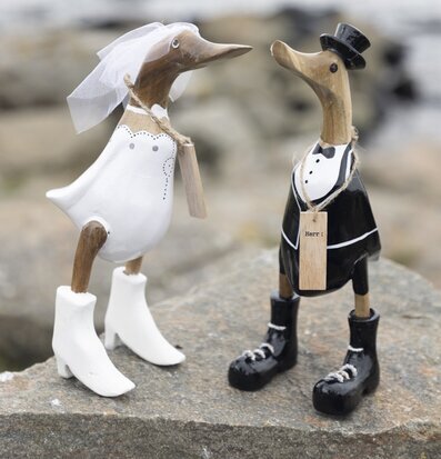 Anka Brudpar Herr & Fru från Different Design på stenig yta