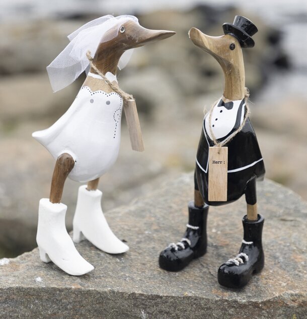 Anka Brudpar Herr & Fru från Different Design på stenig yta