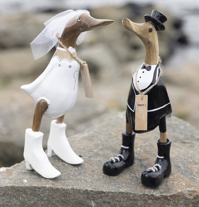 Anka Brudpar Herr & Fru från Different Design på stenig yta