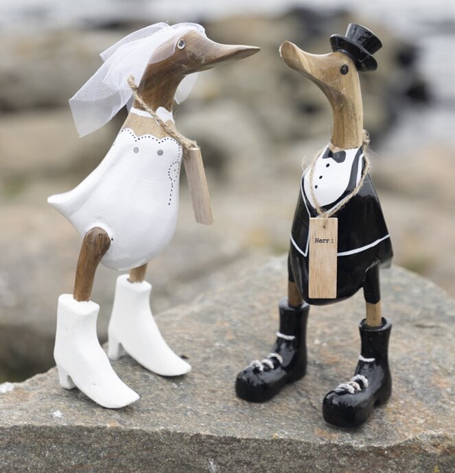 Anka Brudpar Herr & Fru från Different Design på stenig yta