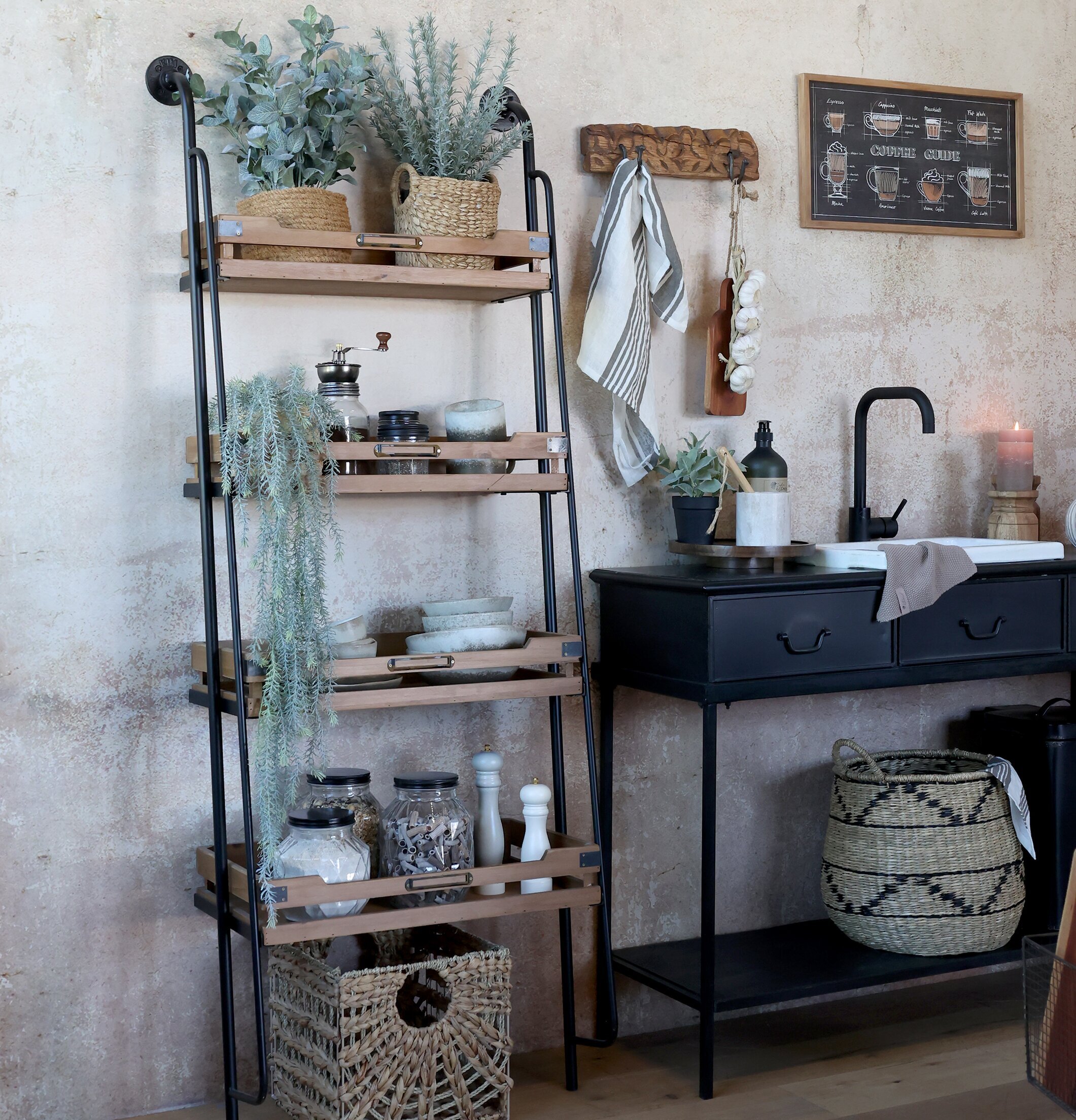 Vägghängare Grimaud från Chic Antique på rustik vägg