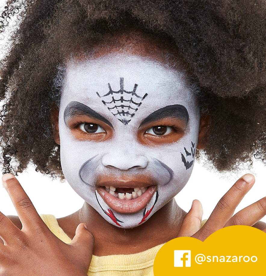 Barn med ansiktsmålning från Ansiktsfärg Halloween Characters Face Paint Kit Snazaroo