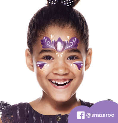 Bild av fantasifull ansiktsmålning på ung flicka