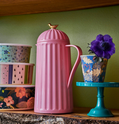 Termos Gold Bird Bubblegum Pink från Rice på en trähylla