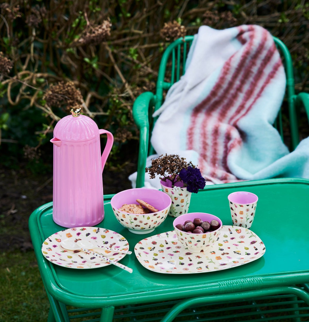 Termos Gold Bird Bubblegum Pink från Rice på grönt bord