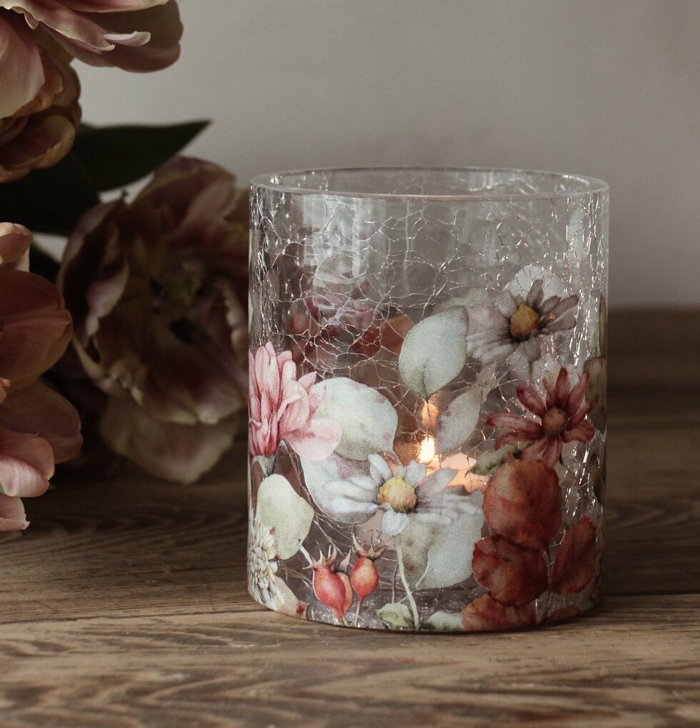 Ljuslykta Blossom 10x12cm från Majas Cottage på träbord