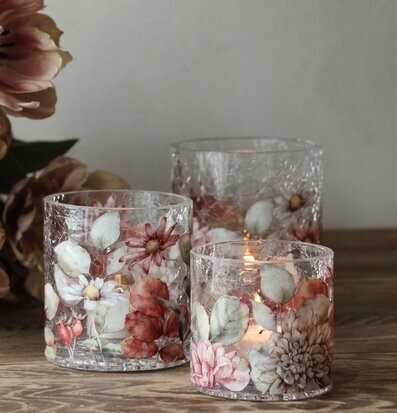 Bild av ljuslyktor med blomstermönster och tulpaner