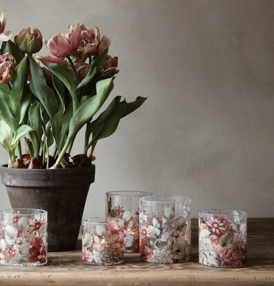 Bild av harmonisk inredning med ljuslyktor och blommor