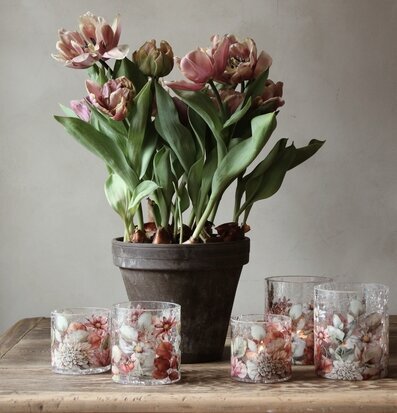 Bild av harmonisk inredning med blommor och lyktor
