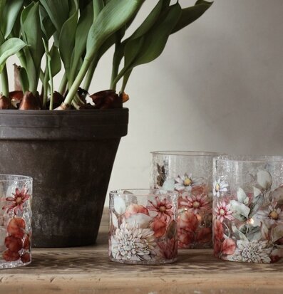 Foto av charmfull inredning med blommor och lyktor