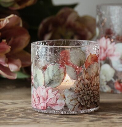 Bild av ljuslykta med blommotiv för stämningsfullt hem