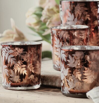 Bild av eleganta ljuslyktor med dekorativa bladmönster