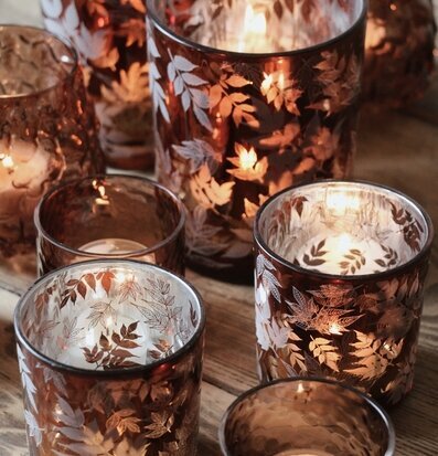 Bild av ljuslyktor som skapar varm atmosfär hemma