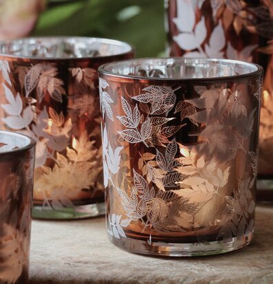 Bild av eleganta ljuslyktor med naturligt bladmotiv