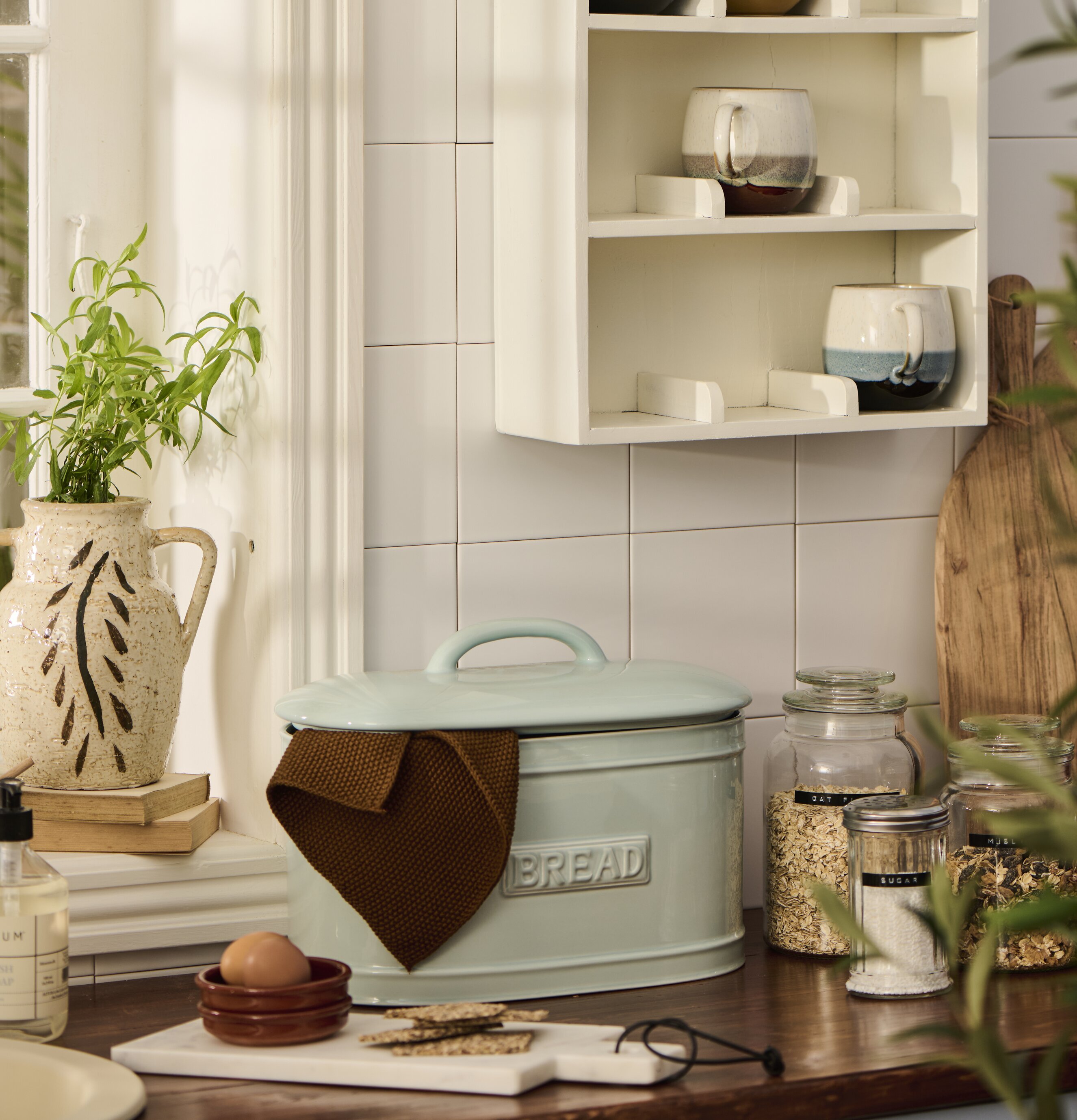 Brödbox Oval Ljusblå från IB Laursen i ett ljust kök