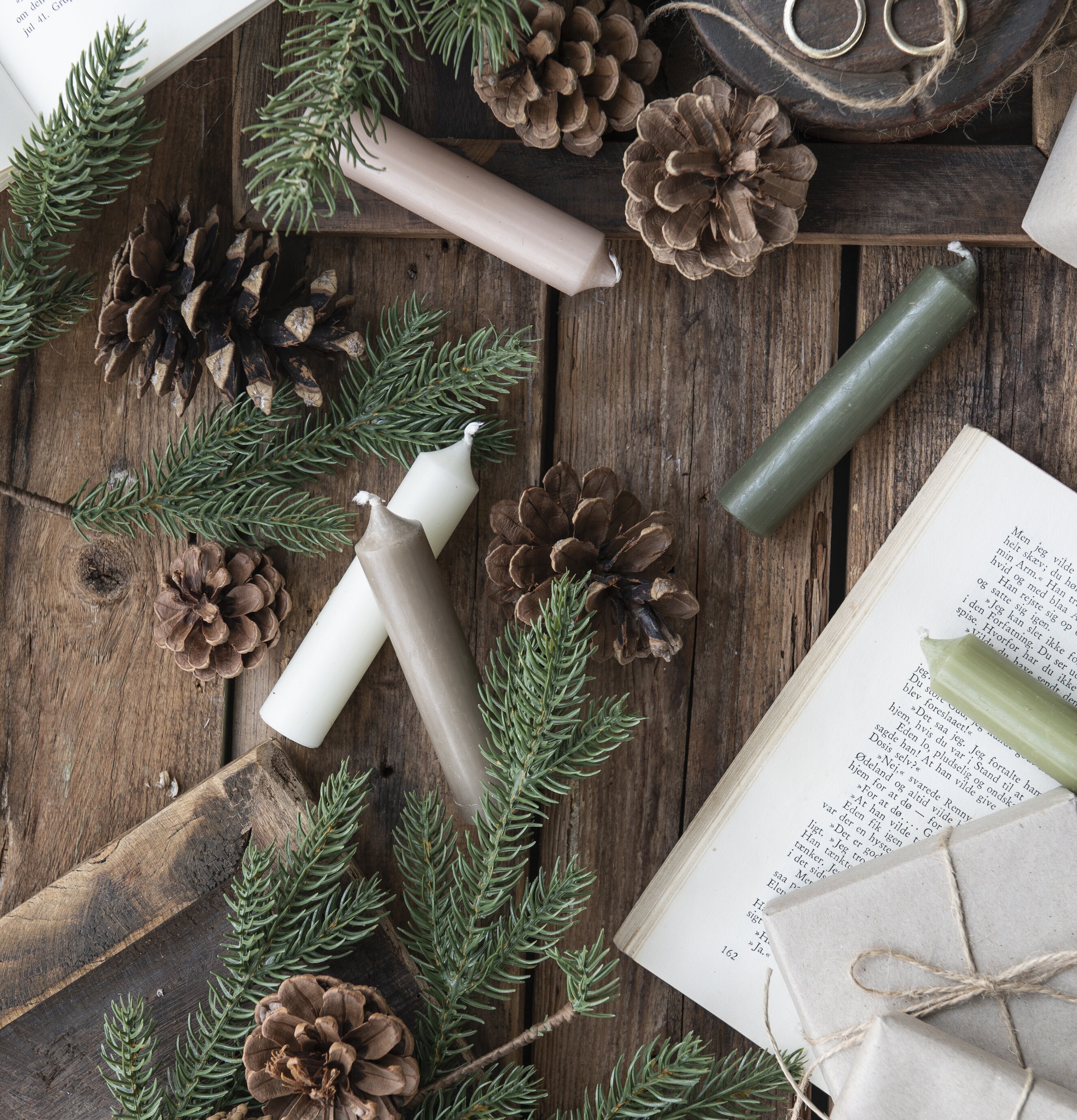 Stearinljus Skogsgrön Rustik från IB Laursen på trären yta