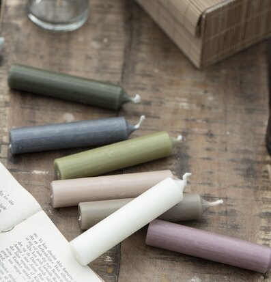 Stearinljus Skogsgrön Rustik från IB Laursen på rustikt bord