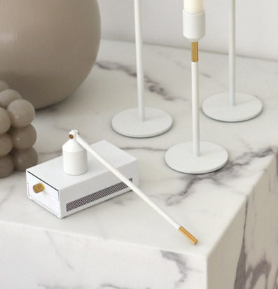 Three Stars Ljussläckare Vit från Solstickan på marmorbord