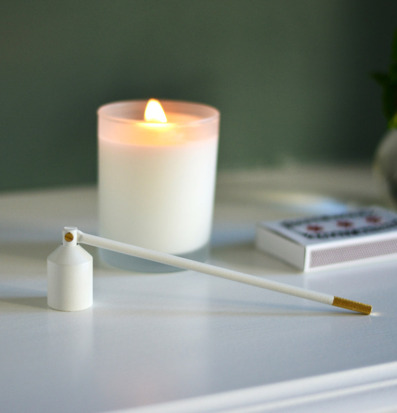 Three Stars Ljussläckare Vit från Solstickan på vit yta