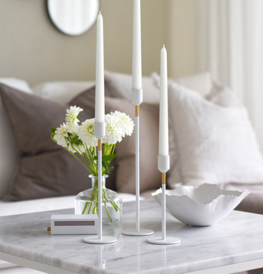 Ljusstake Three Stars Vit 19cm från Solstickan på marmorbord